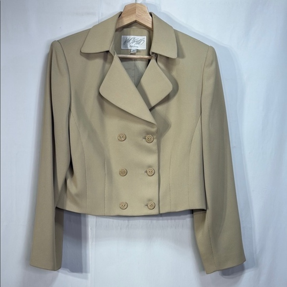 ❤️Lord & Taylor Tan Cropped double breasted, fitted Blazer with Notched lapels: